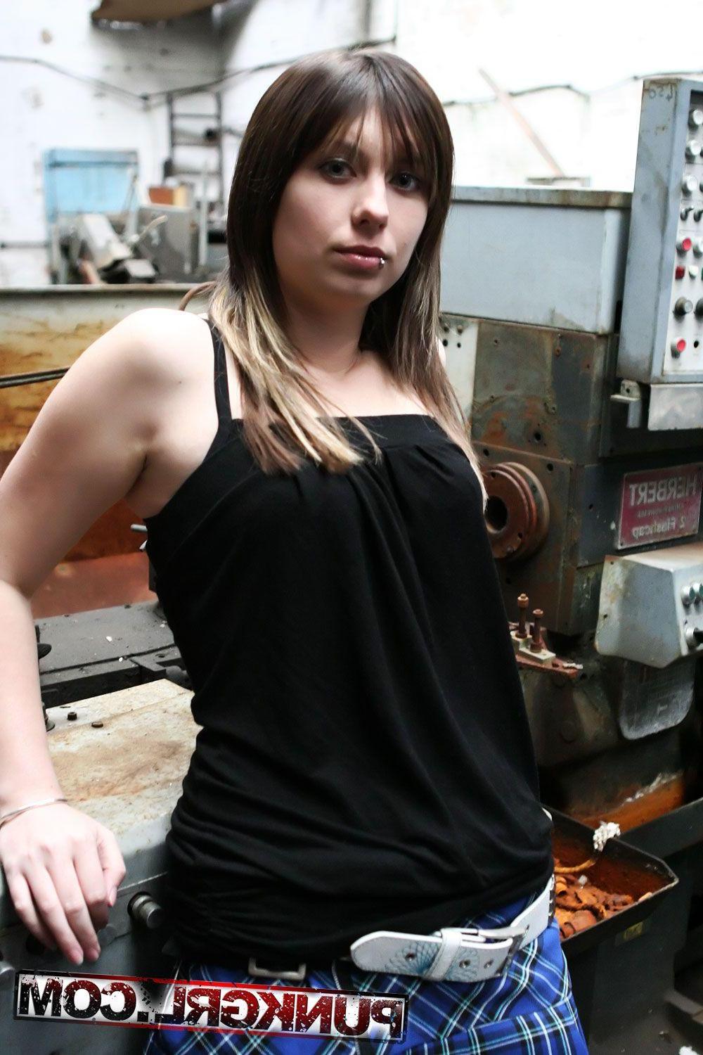 20P Pictures of Gezebelle giving you a hot tease