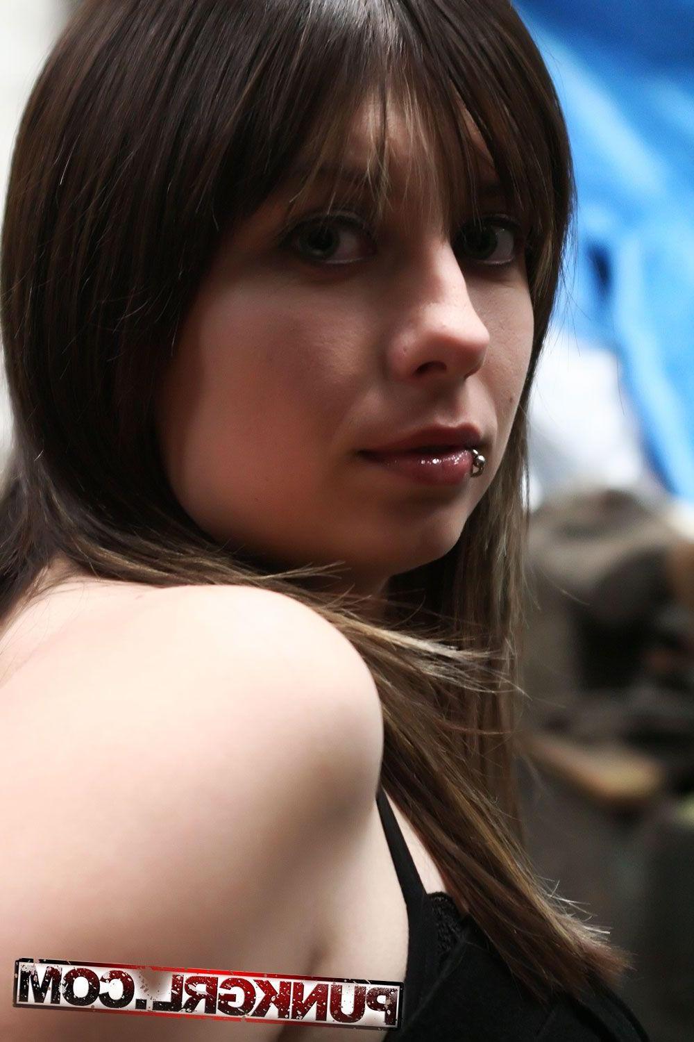 20P Pictures of Gezebelle giving you a hot tease