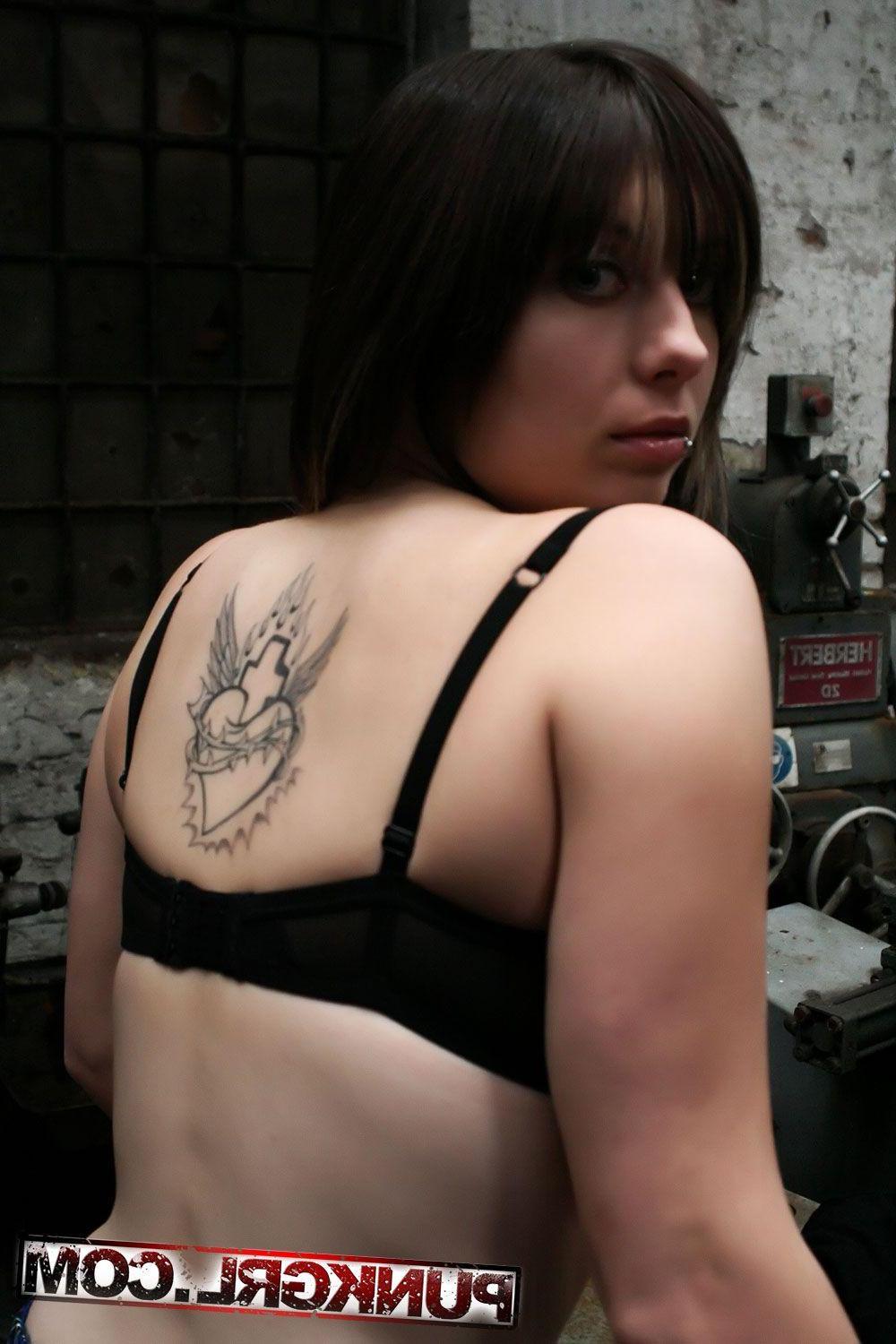 20P Pictures of Gezebelle giving you a hot tease