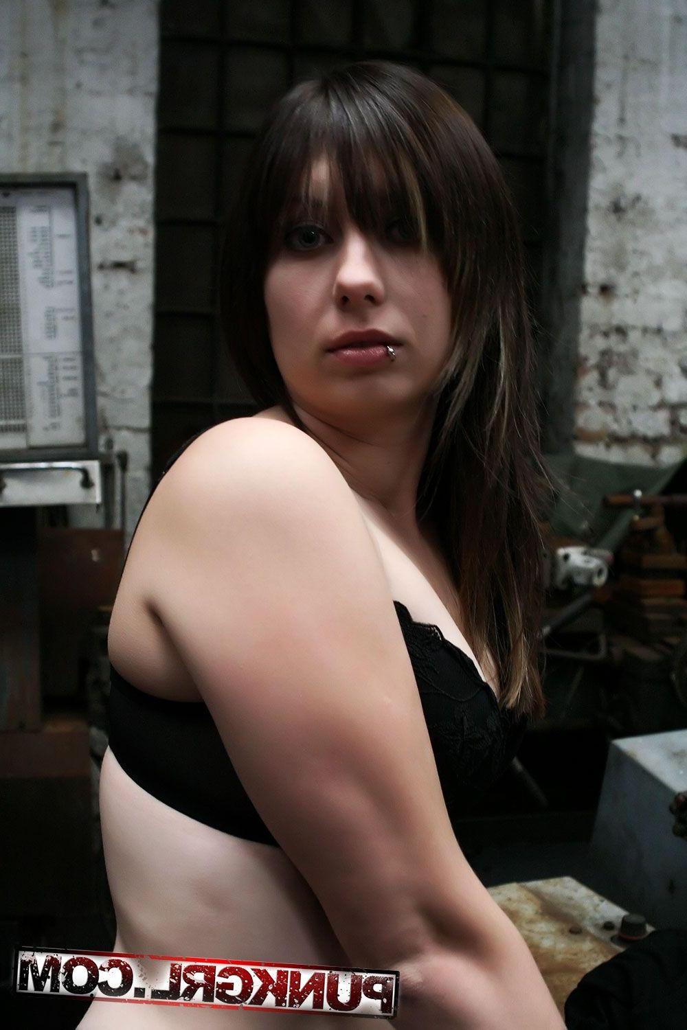 20P Pictures of Gezebelle giving you a hot tease