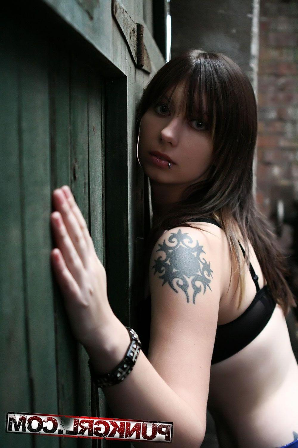 20P Pictures of Gezebelle giving you a hot tease