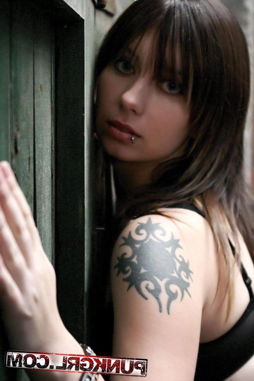 20P Pictures of Gezebelle giving you a hot tease