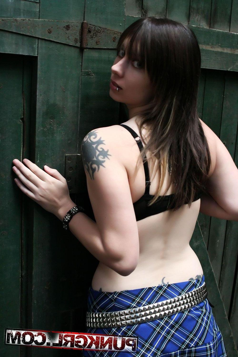 20P Pictures of Gezebelle giving you a hot tease