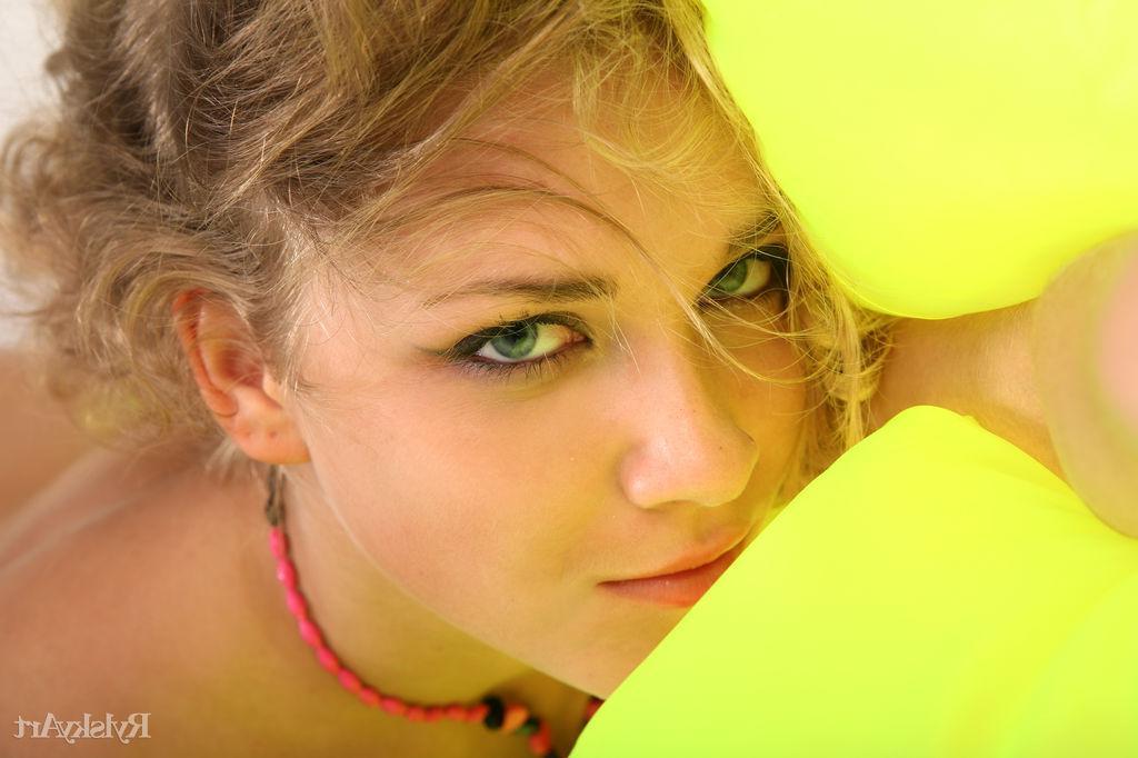 16P Stunning girl Ivana gives you her tight pussy in "Neonas"