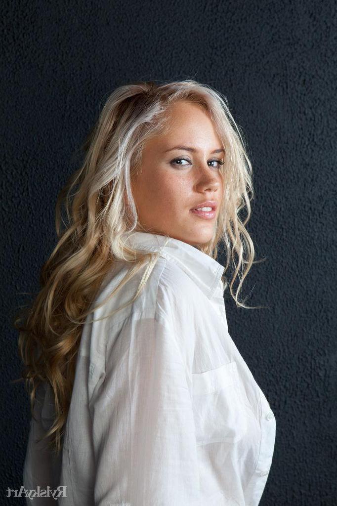 16P Blonde girl Paige shows you her tight pussy in "Melnasiena"
