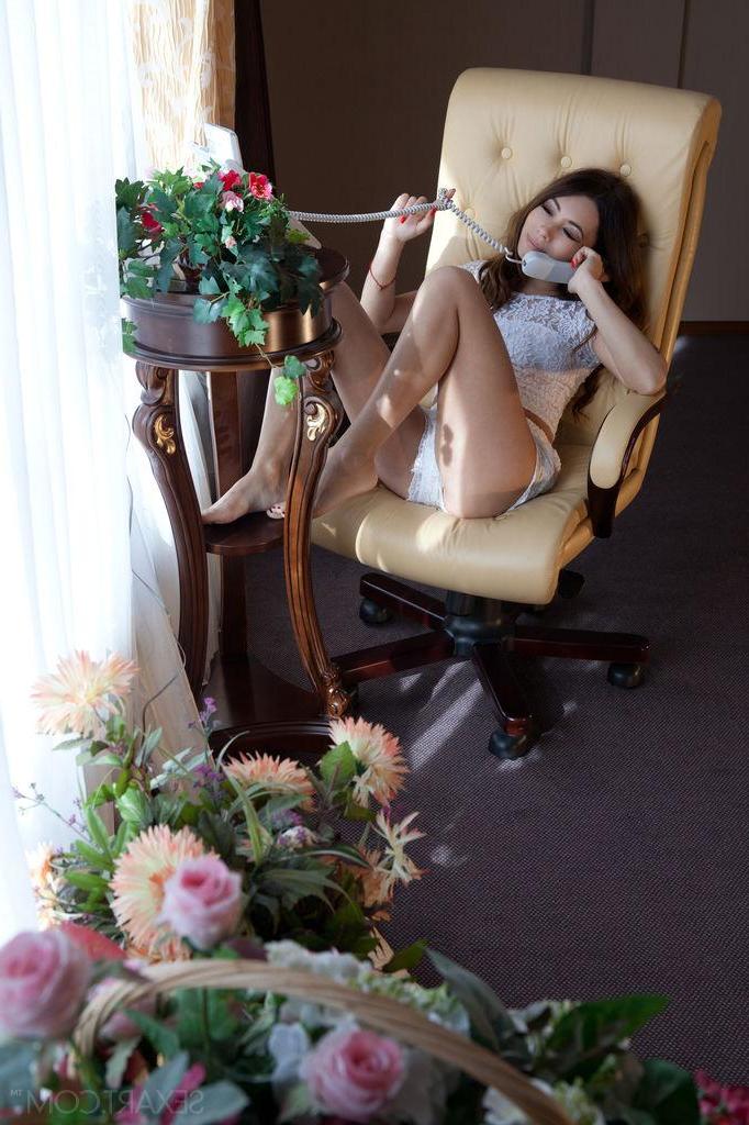 12P Pretty model Dezire gets horny talking on the phone in "Fenide"