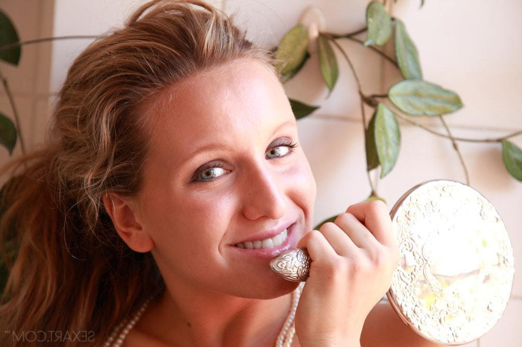 12P Pictures of teen girl Nessy A inviting you to watch while she shaves her pussy