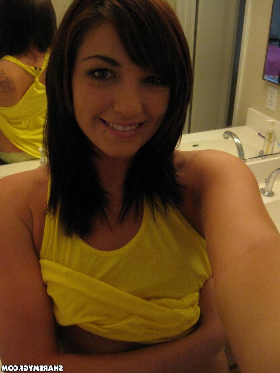 12P Perky girlfriend takes selfshot pictures of her shaved pussy