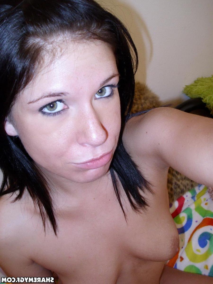 12P Naked girlfriend takes selfies in bed and in the bathroom for you