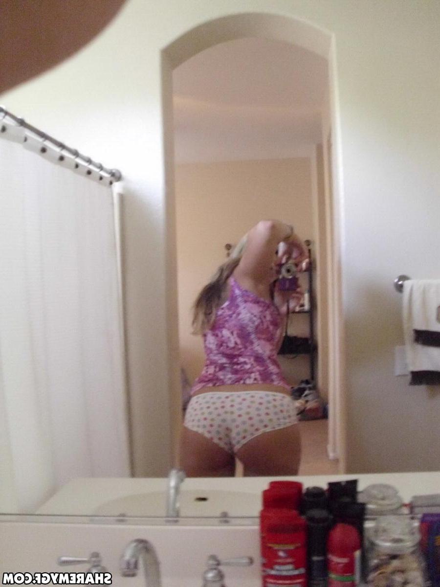 12P Blonde girlfriend gets naked and takes selfies in the bathroom