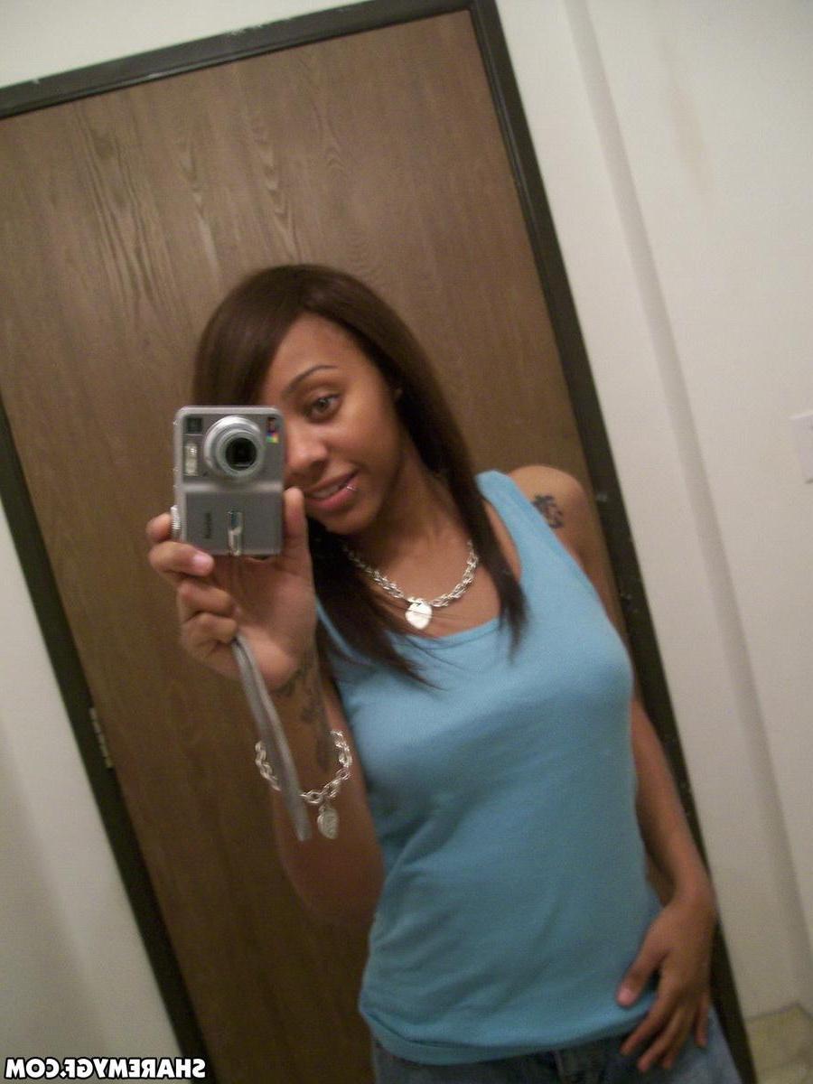 12P Random girls taking selfshot mirror pictures