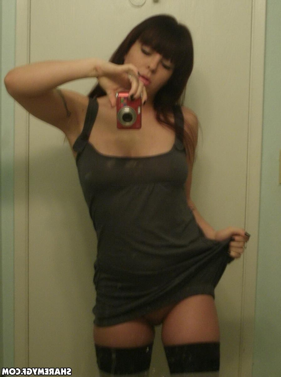 12P Hot alt teen Carlye takes selfies in the mirror