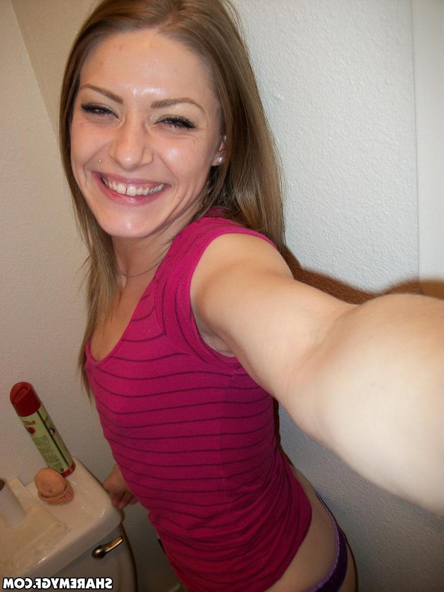 20P Naughty amateur GF strips for you in the bathroom