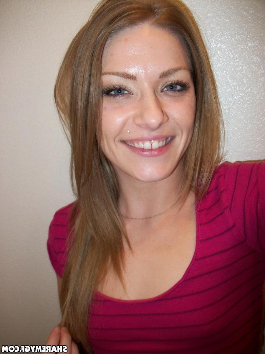 20P Naughty amateur GF strips for you in the bathroom