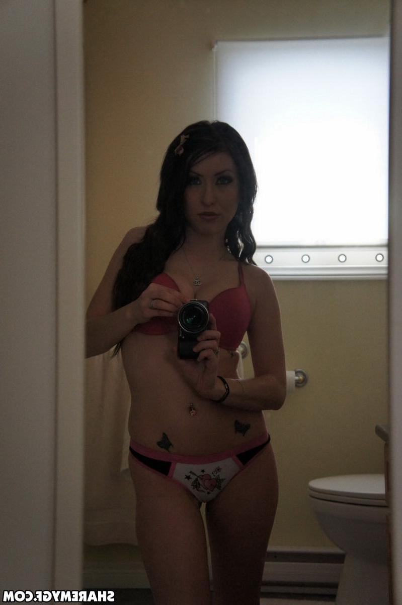 20P Hot brunette girl takes sexy pics of herself in the bathroom