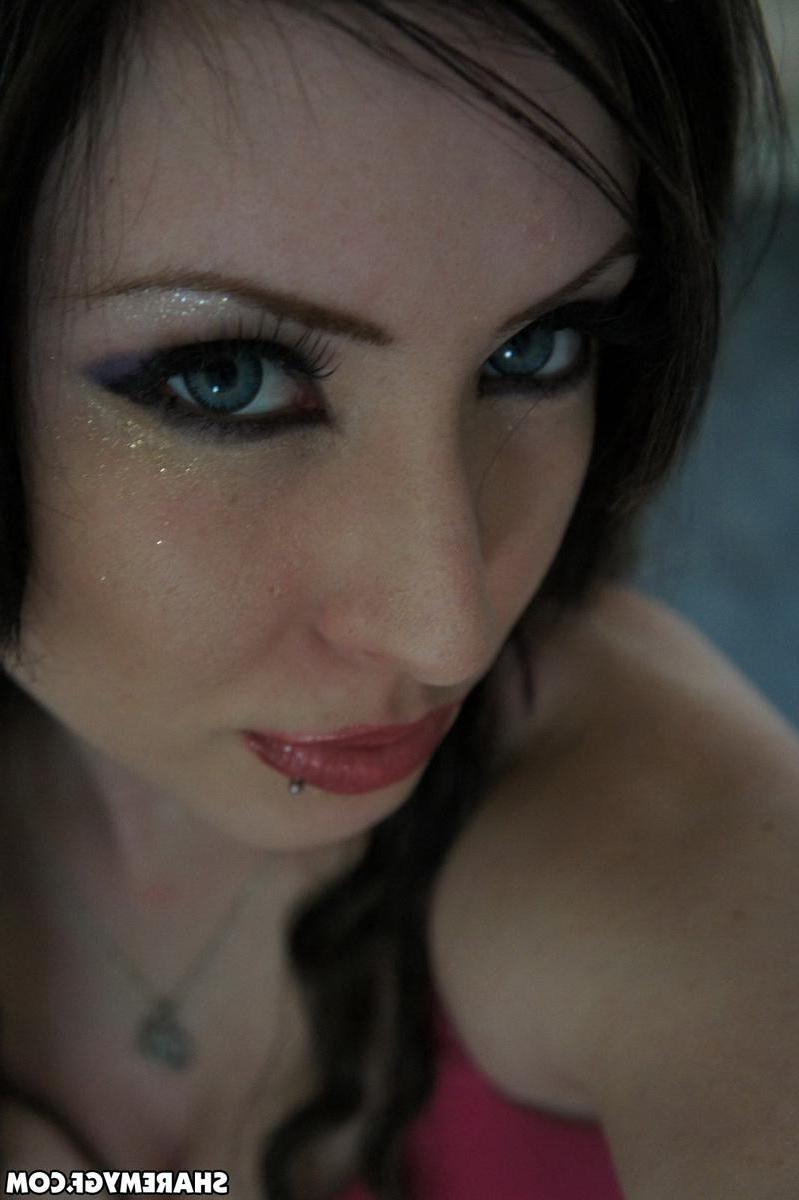 20P Hot brunette girl takes sexy pics of herself in the bathroom