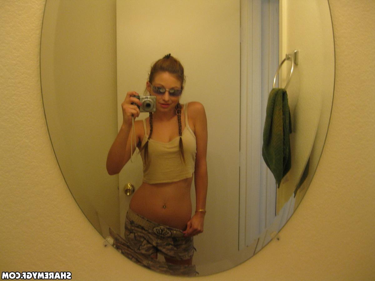 20P Stunning teen girl takes sexy pics of herself