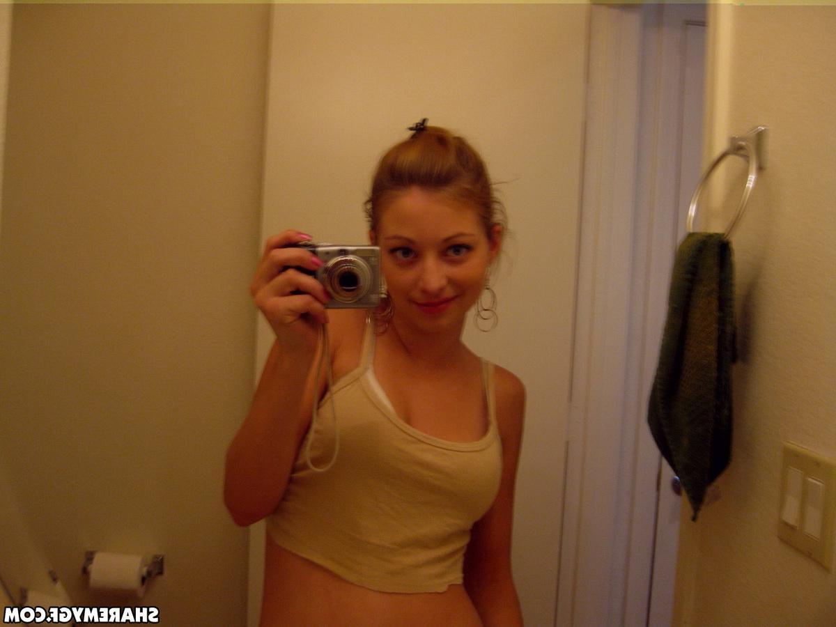 20P Stunning teen girl takes sexy pics of herself