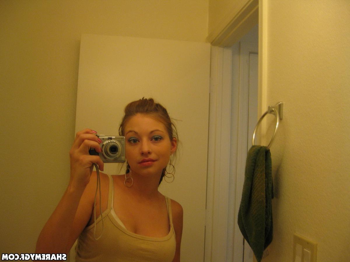 20P Stunning teen girl takes sexy pics of herself