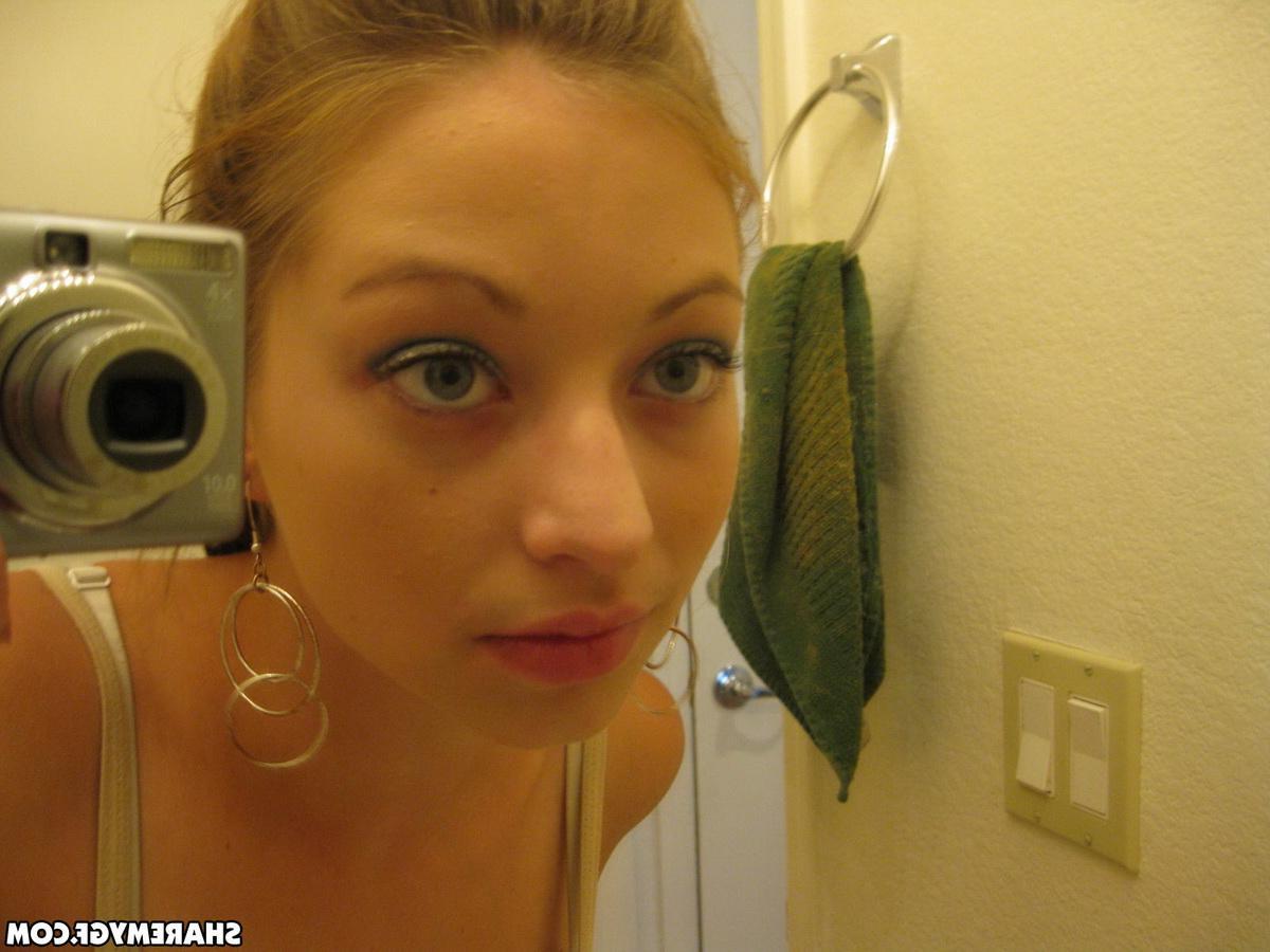 20P Stunning teen girl takes sexy pics of herself