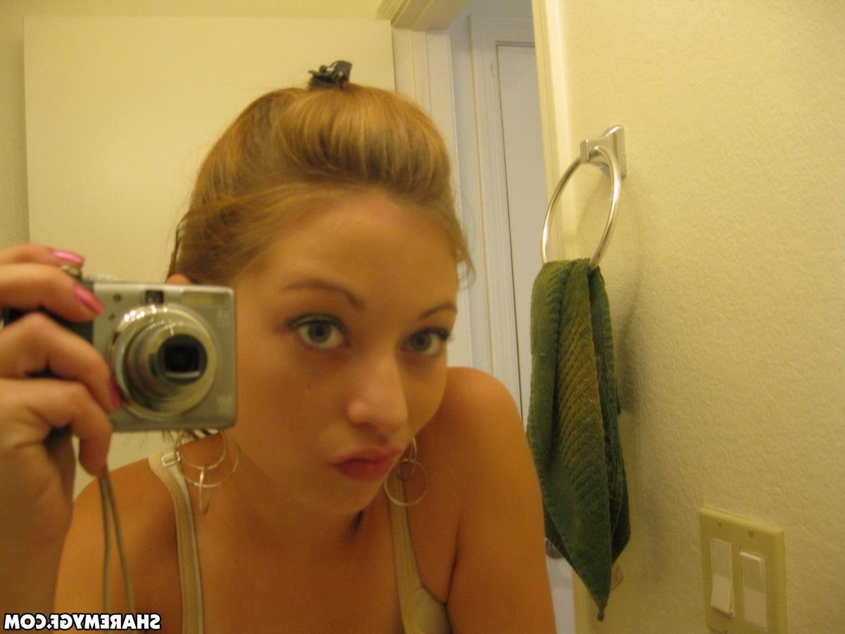 20P Stunning teen girl takes sexy pics of herself
