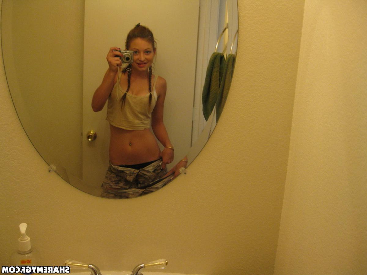 20P Stunning teen girl takes sexy pics of herself