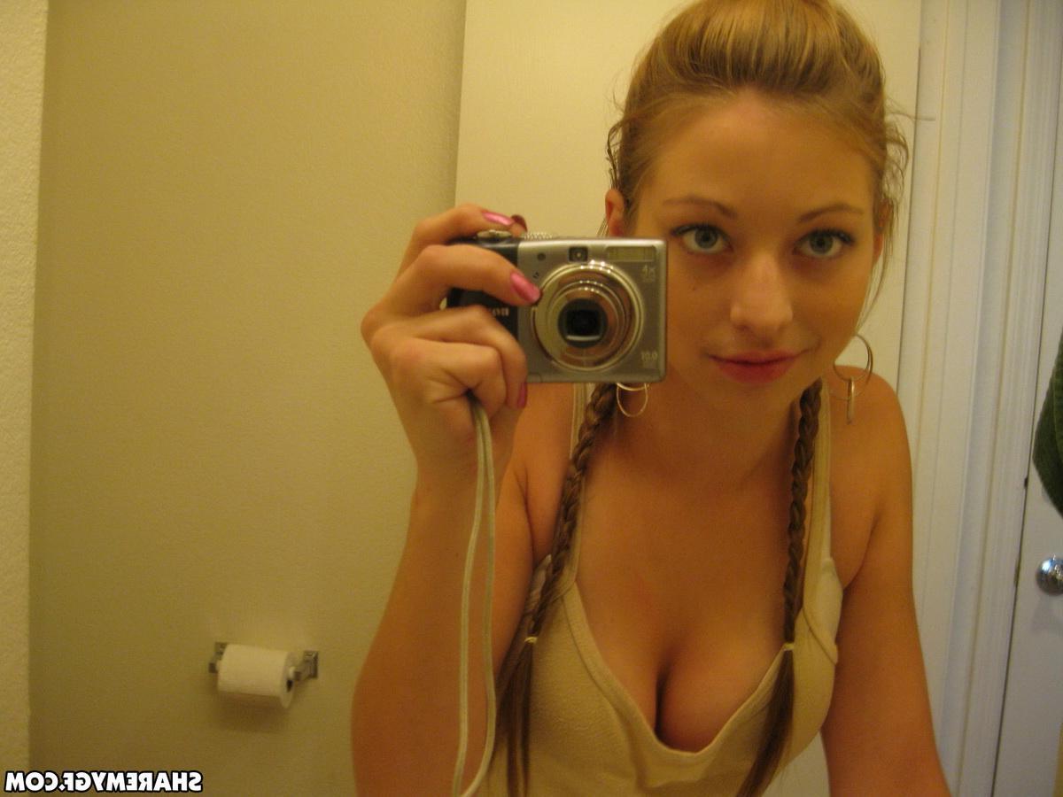 20P Stunning teen girl takes sexy pics of herself