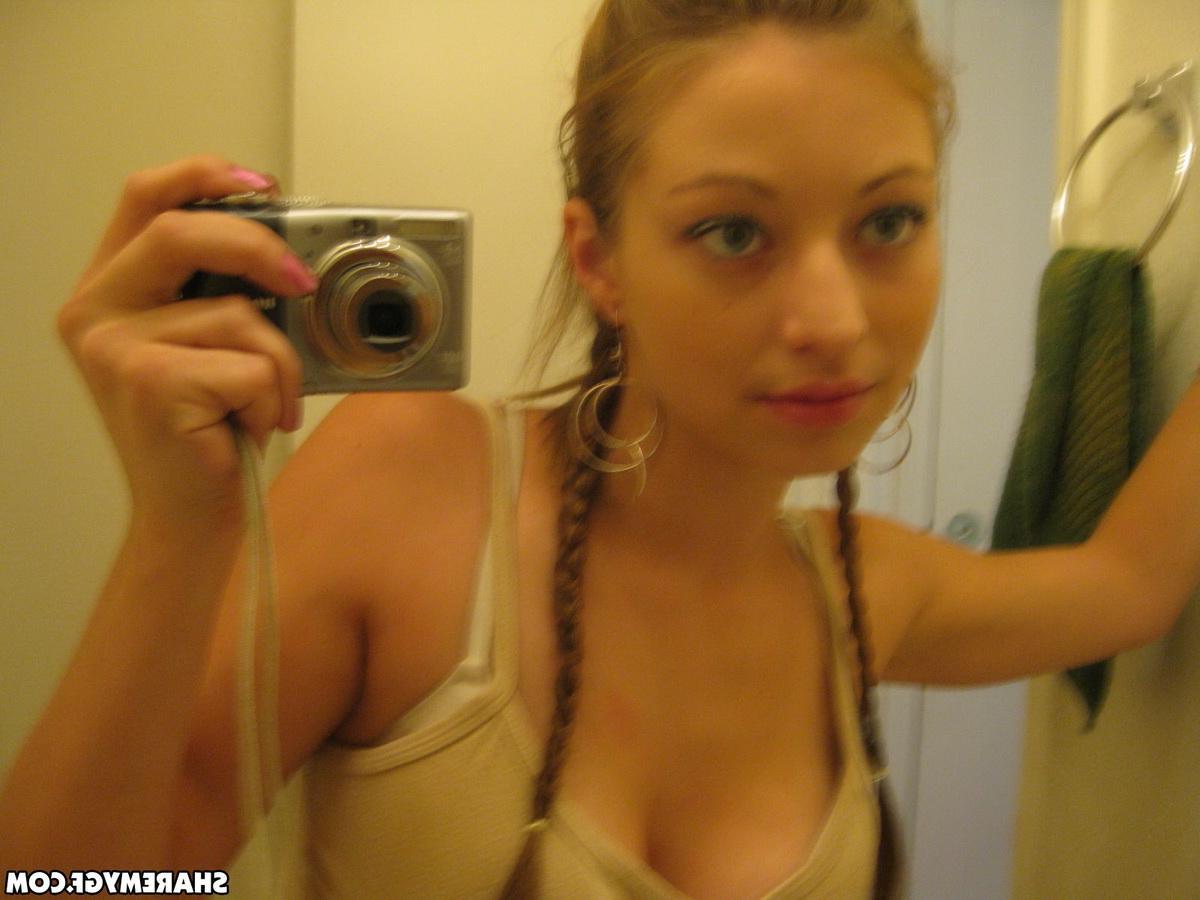20P Stunning teen girl takes sexy pics of herself