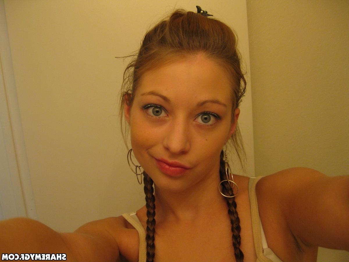 20P Stunning teen girl takes sexy pics of herself