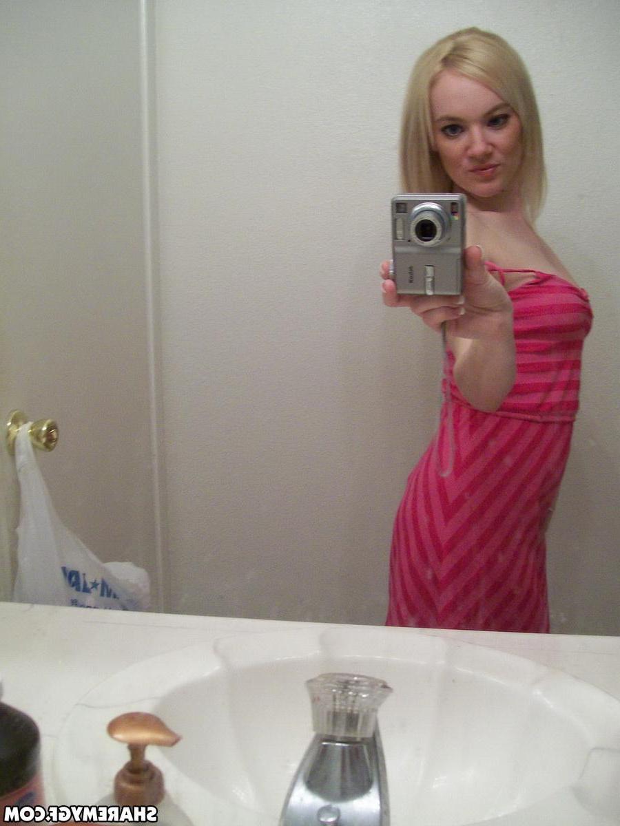 20P A stunning blonde teen GF takes pics of her sexy body in the mirror