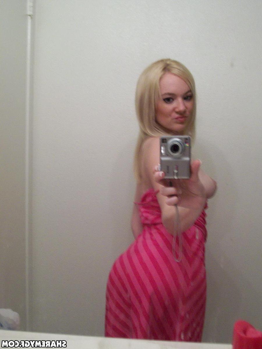 20P A stunning blonde teen GF takes pics of her sexy body in the mirror