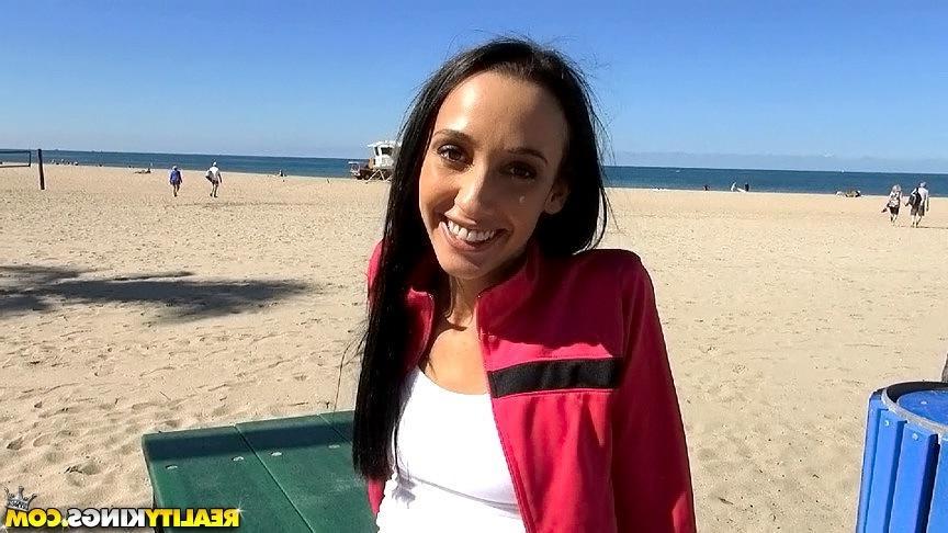 20P Brunette girl Scarlett gets picked up on a beach for some hot sex