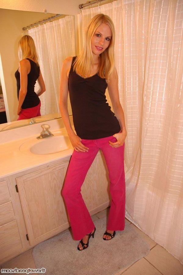 16P Photos de la jeune Brenna nue dans la salle de bain