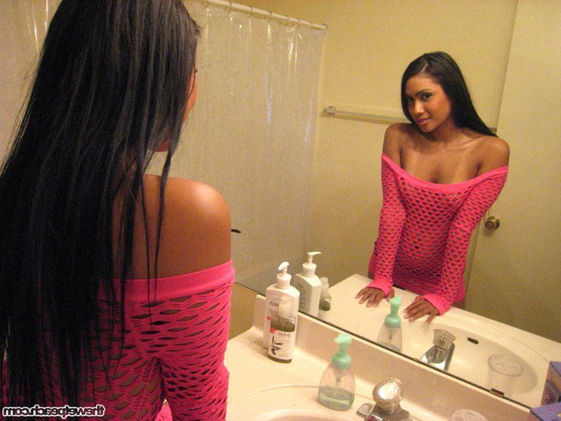 16P Pictures of wet peach Alana getting kinky in the bathroom