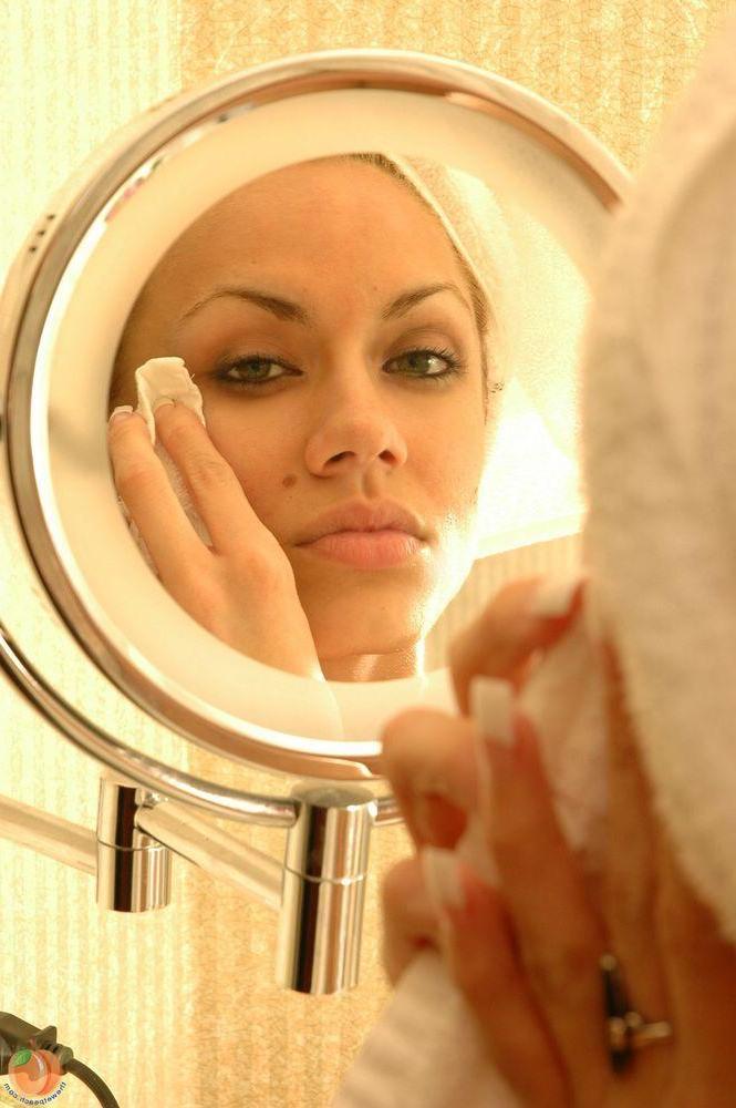 16P Pictures of wet peach Aurora nude in the bathroom