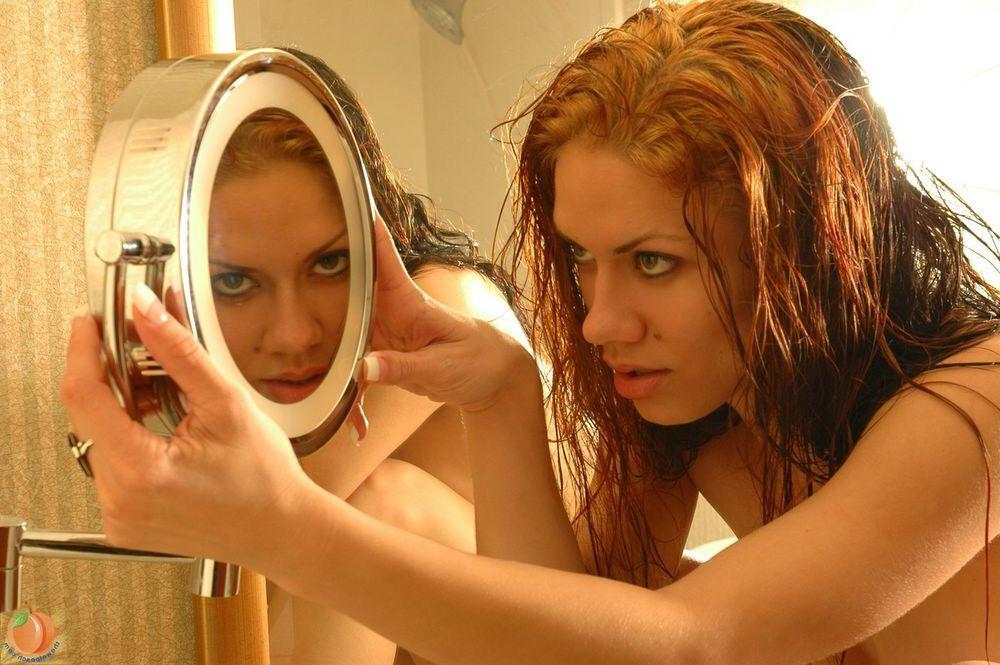16P Pictures of wet peach Aurora nude in the bathroom