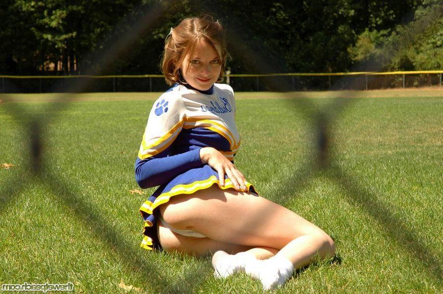 16P Pictures of hot cheerleader Cindy spreading for a stiff one