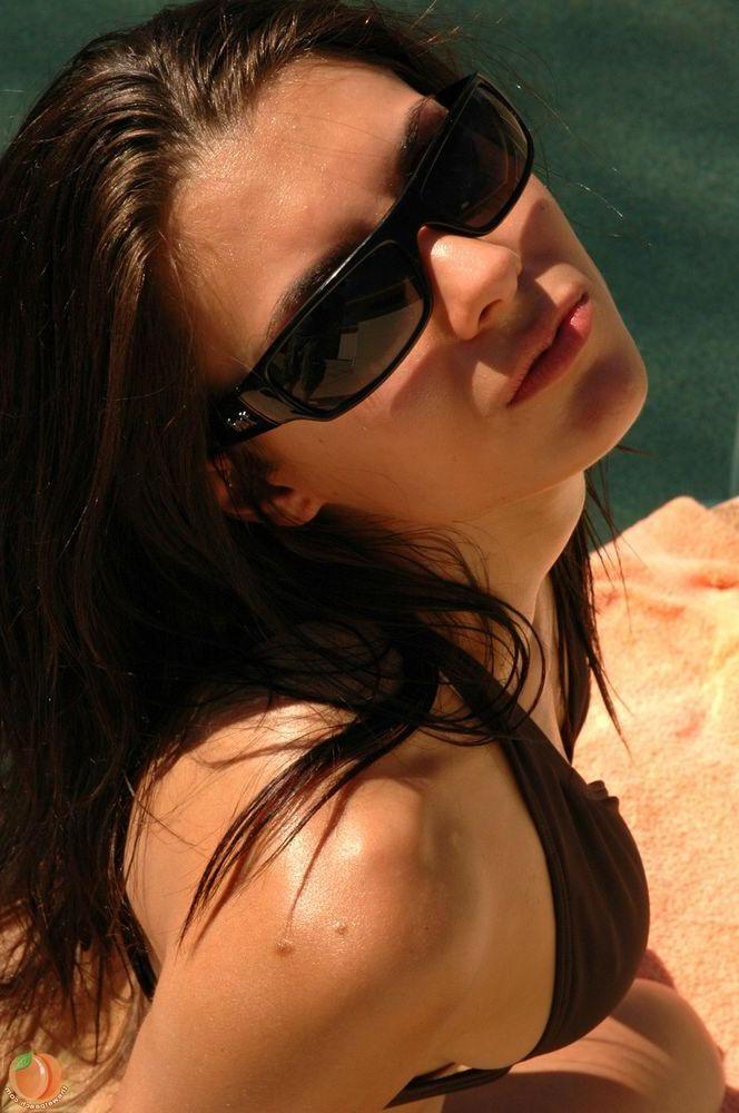16P Pictures of wet peach babe Nicole showing off in a bikini