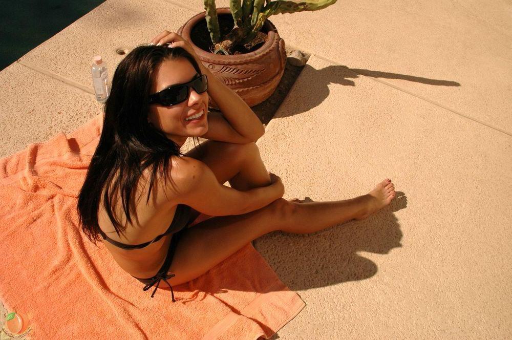 16P Pictures of wet peach babe Nicole showing off in a bikini