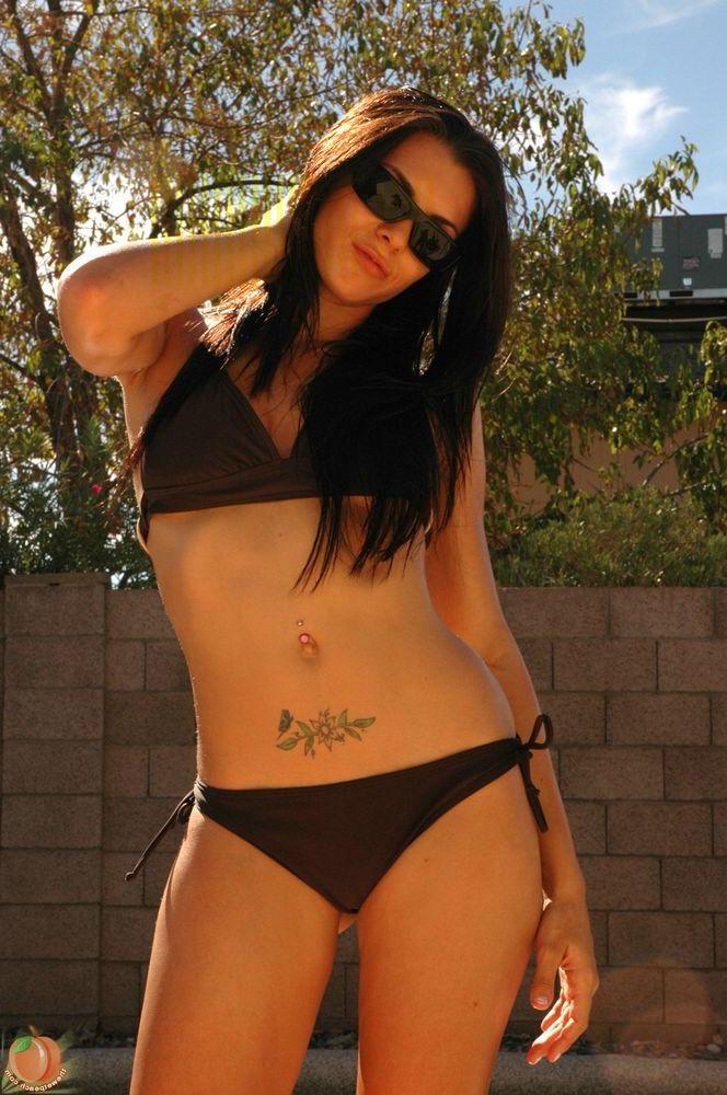 16P Pictures of wet peach babe Nicole showing off in a bikini