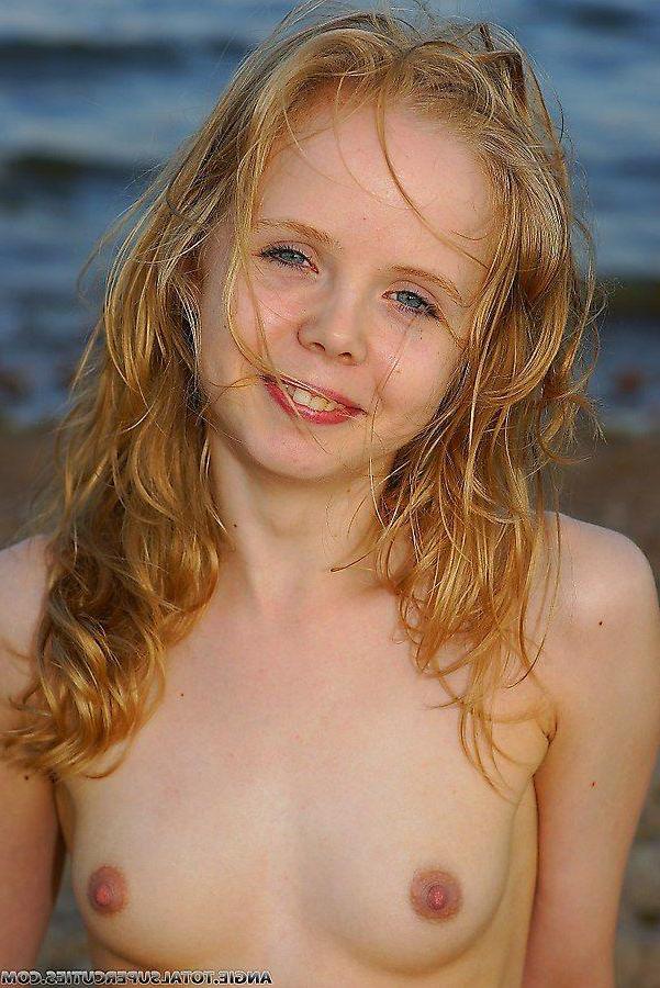 20P Pictures of Angie giving you her pussy outside