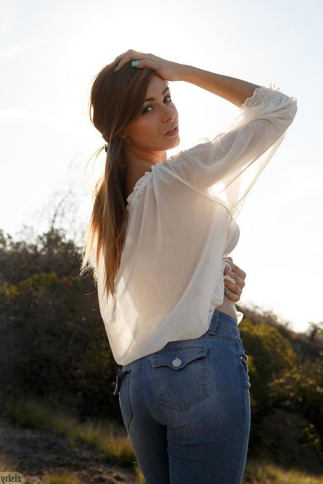 8P Redhead teen Gracie Thibble teases in her blue jeans outside