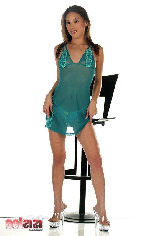 20P Pictures of teen model Isis Lee spreading for your cock