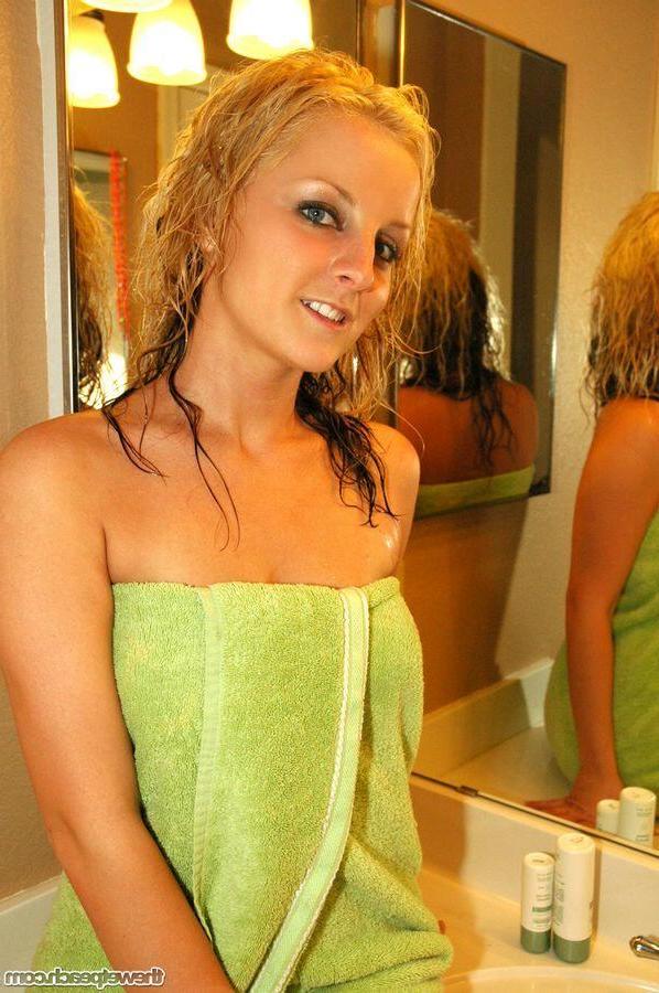 16P Pictures of Melissa Matters naked and horny in the bathroom