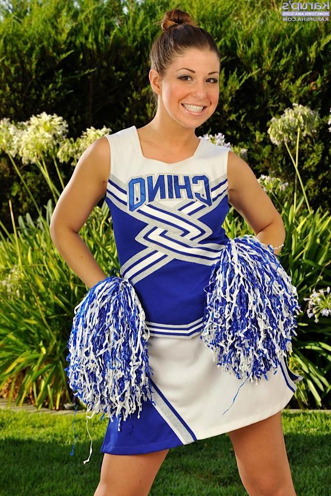 15P Perky cheerleader Mia Gold strips naked outdoors