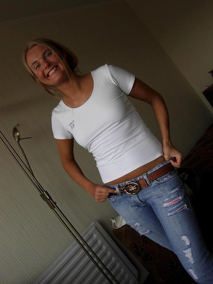 25P HOTTIE IN JEANS LOVE BLOWING
