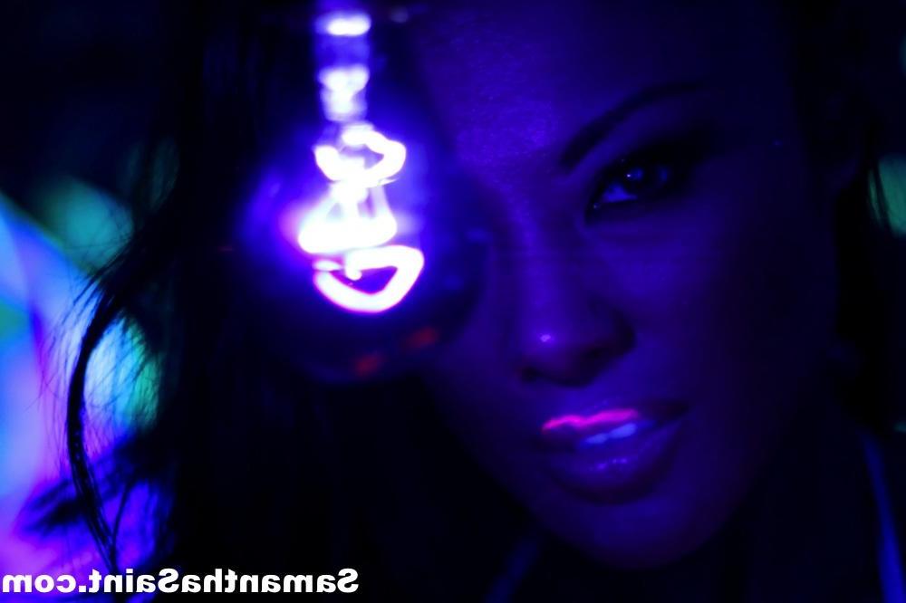 16P Samantha Saint goes all artsy fartsy with a black light