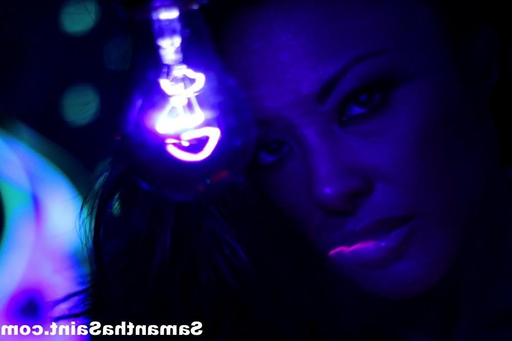 16P Samantha Saint goes all artsy fartsy with a black light