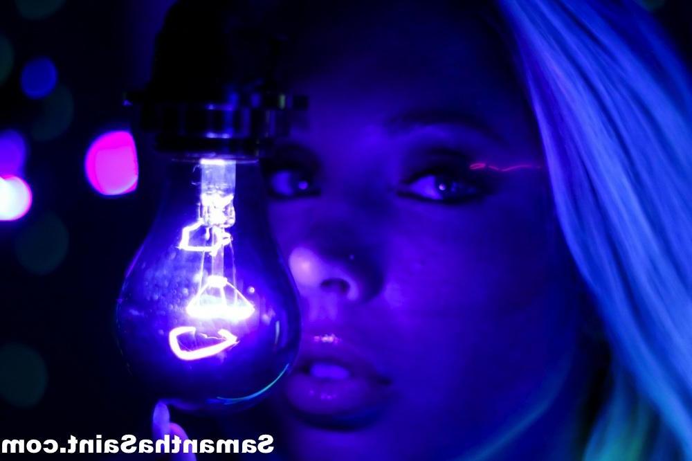 16P Samantha Saint goes all artsy fartsy with a black light