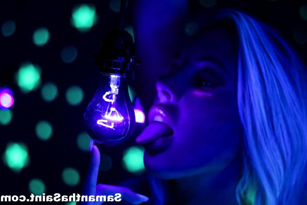 16P Samantha Saint goes all artsy fartsy with a black light